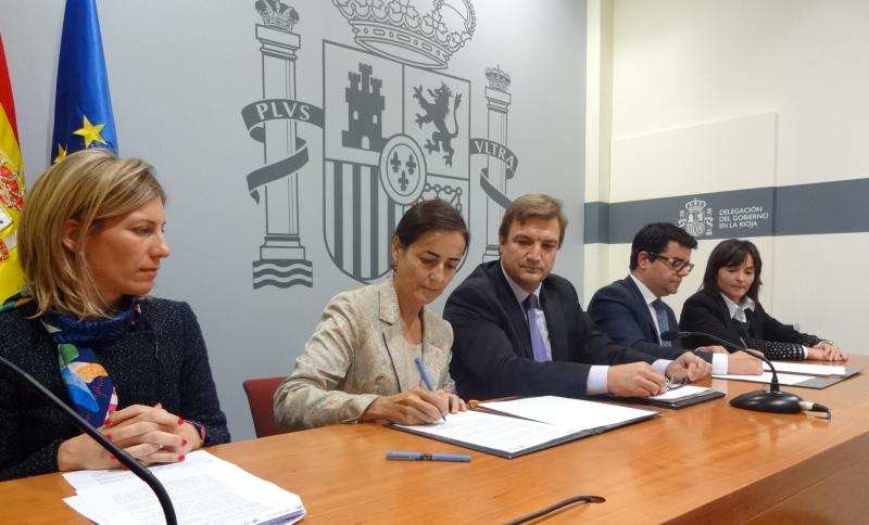 Seguí y Domínguez firman el convenio en presencia del delegado del Gobierno, Alberto Bretón