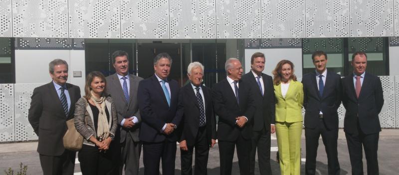 Bretón y Burgos, junto con el resto de autoridades, en la inauguración del nuevo centro de Mutua Universal en Logroño
