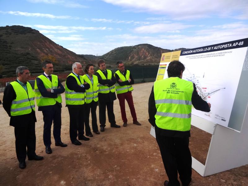 Las autoridades atienden a la explicación sobre el proyecto de trazado del tramo Arrúbal-Navarrete