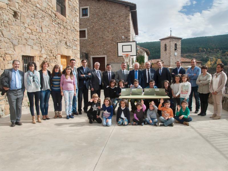 Foto de familia de autoridades, profesores y alumnos del colegio de Villoslada de Cameros