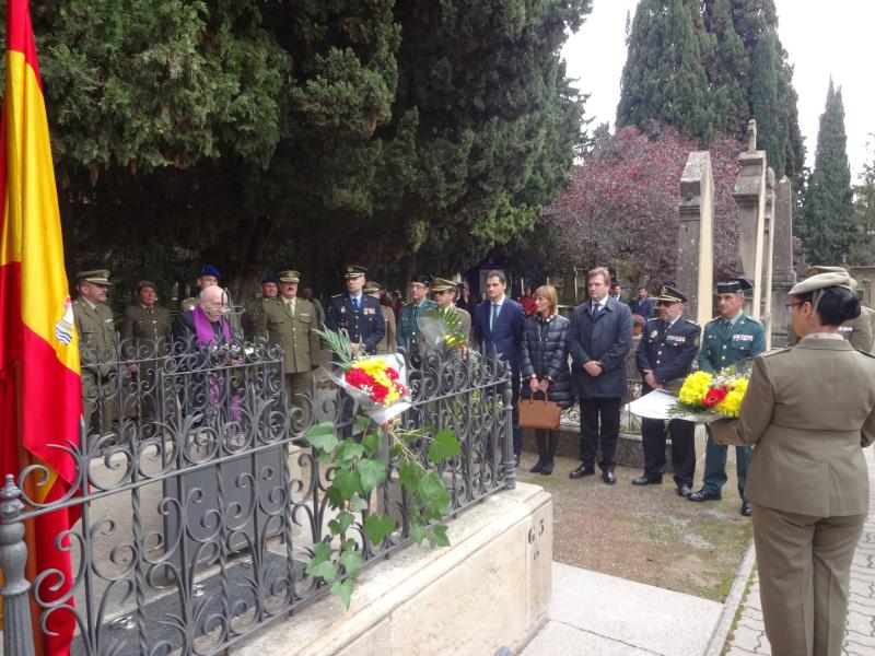 Bretón y Del Hoyo en el cementerio de Logroño durante el homenaje
