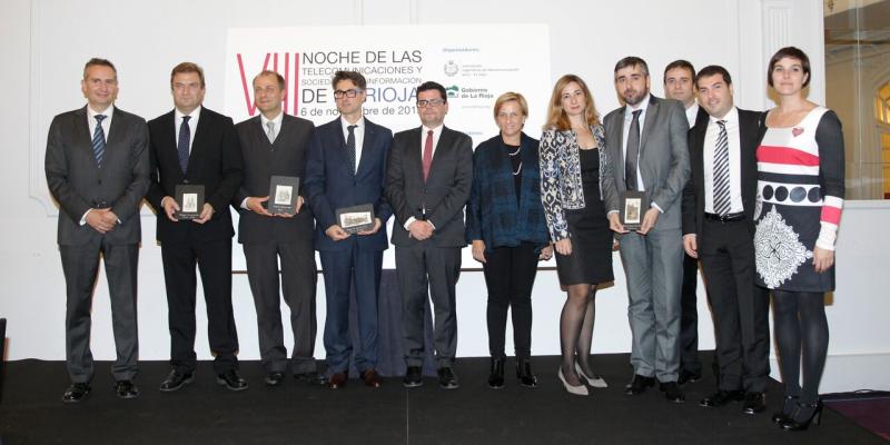 Bretón junto con el resto de galardonados en la VIII edición de la Noche de las Telecomunicaciones de La Rioja.