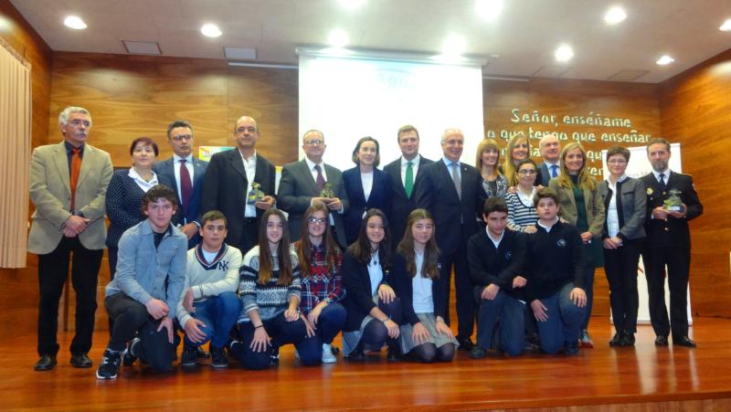 Foto de familia de autoridades y galardonados en los IV Reconocimientos contra la violencia de género de la Delegación del Gobierno en La Rioja