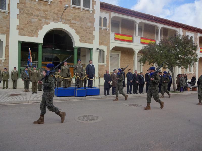Desfile en la avenida principal del acuartelamiento Héroes del Revellín de Agoncillo durante la celebración del XLI aniversario del BHELMA III