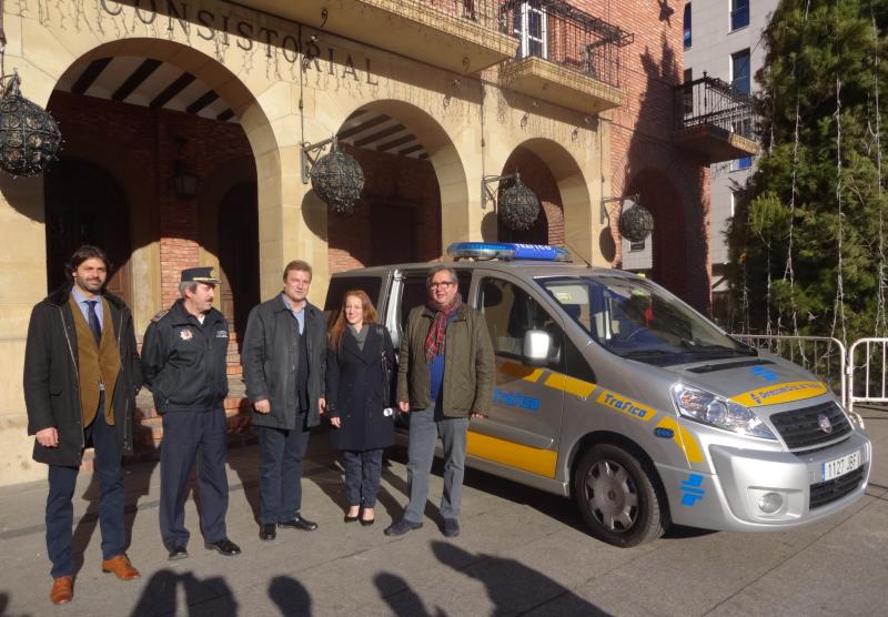 Bretón y Zúñiga junto al alcalde de Calahorra en la entrega del vehículo al ayuntamiento de la ciudad