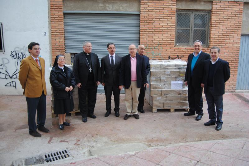 Bascuñana destaca el papel del voluntariado en la atención a personas necesitadas durante la entrega de 1800 kilos de latas de caballa a un comedor social de Alcantarilla