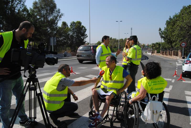 Voluntarios de Aspaym colaboran con la DGT para concienciar a los conductores sobre los riesgos del exceso de velocidad al volante