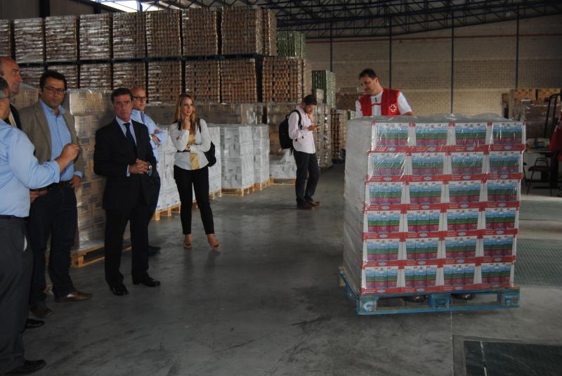 El delegado del Gobierno supervisa el reparto de alimentos de la segunda fase del programa FEAD 2015