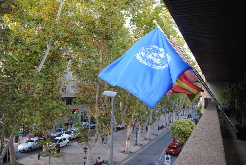 La bandera de la ONU ondea en la Delegación del Gobierno para conmemorar el 70 aniversario de Naciones Unidas