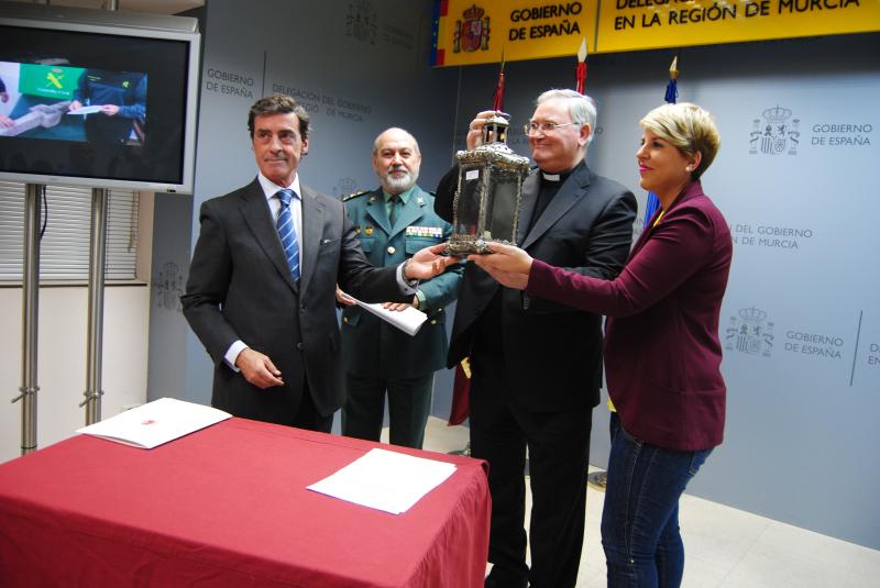 El Grupo de Patrimonio Histórico de la  Guardia Civil recupera un farol perteneciente al Tesoro de la Catedral de Murcia
