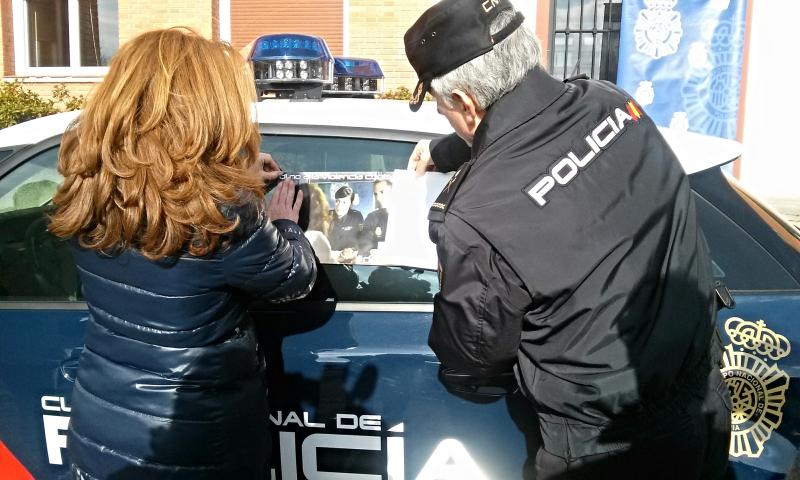 Los coches de la Policía Nacional de Navarra portarán mensajes de concienciación contra la violencia de género 
