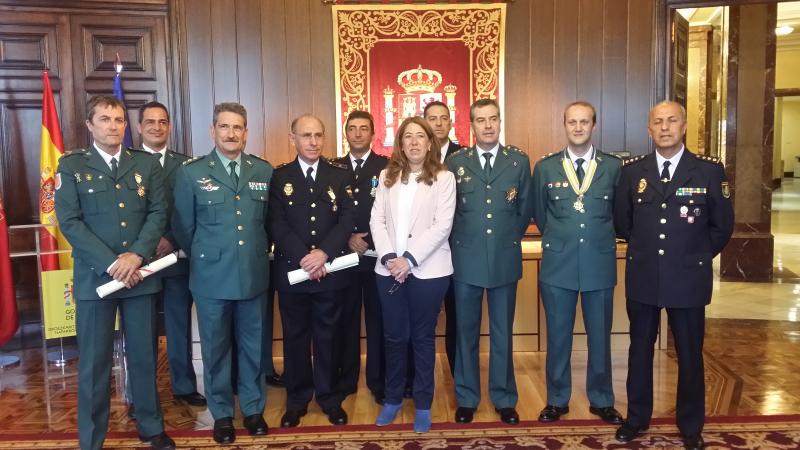 El Gobierno de España condecora a doce agentes de la Policía Nacional y la Guardia Civil de Navarra