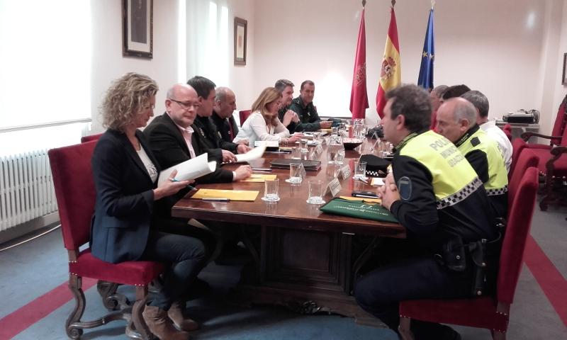 Representantes de las instituciones y cuerpos policiales se reúnen para coordinar la seguridad de la jornada electoral del 20 de diciembre en Navarra