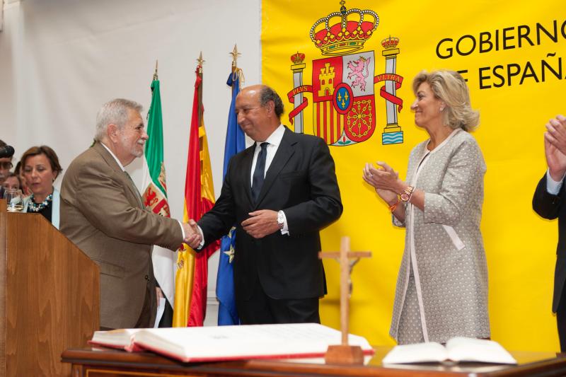 Saludo de D. Antonio Beteta a D. Germán López Iglesias, Delegado del Gobierno saliente.