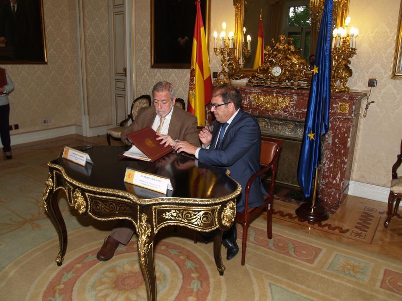 Antonio Beteta y el Sr. Amor firman el convenio